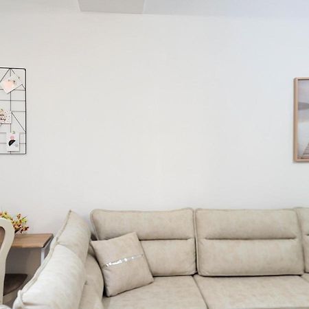 One-Bedroom Gem By The Square Tirana Buitenkant foto