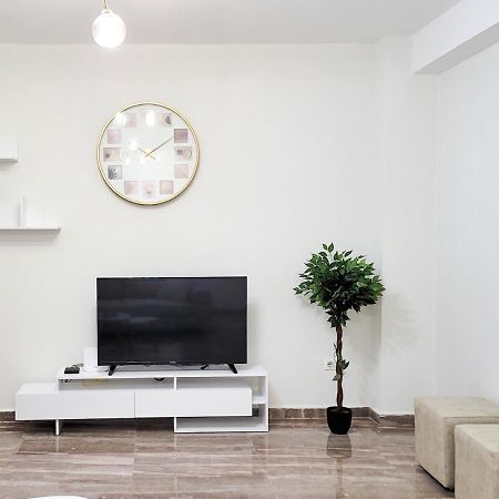 One-Bedroom Gem By The Square Tirana Buitenkant foto