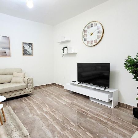 One-Bedroom Gem By The Square Tirana Buitenkant foto