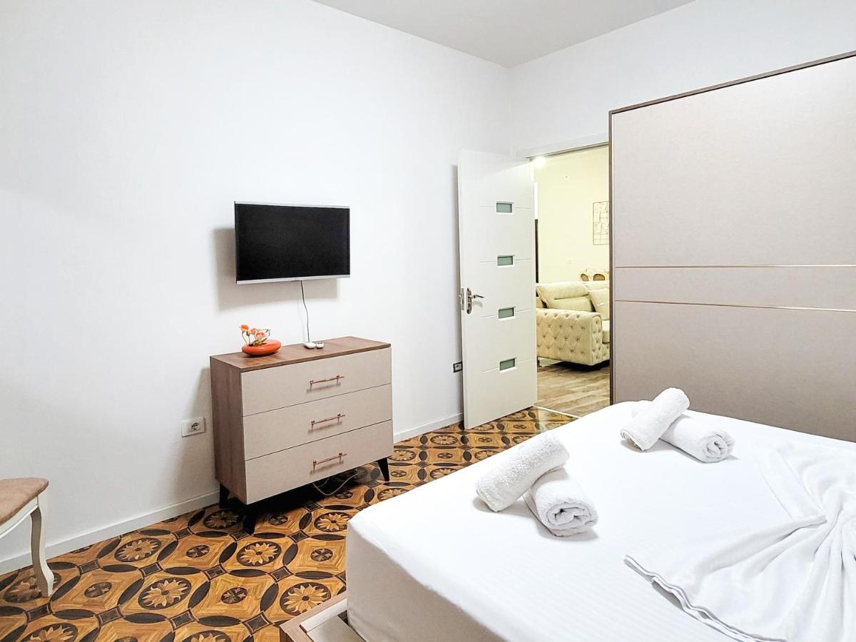 One-Bedroom Gem By The Square Tirana Buitenkant foto