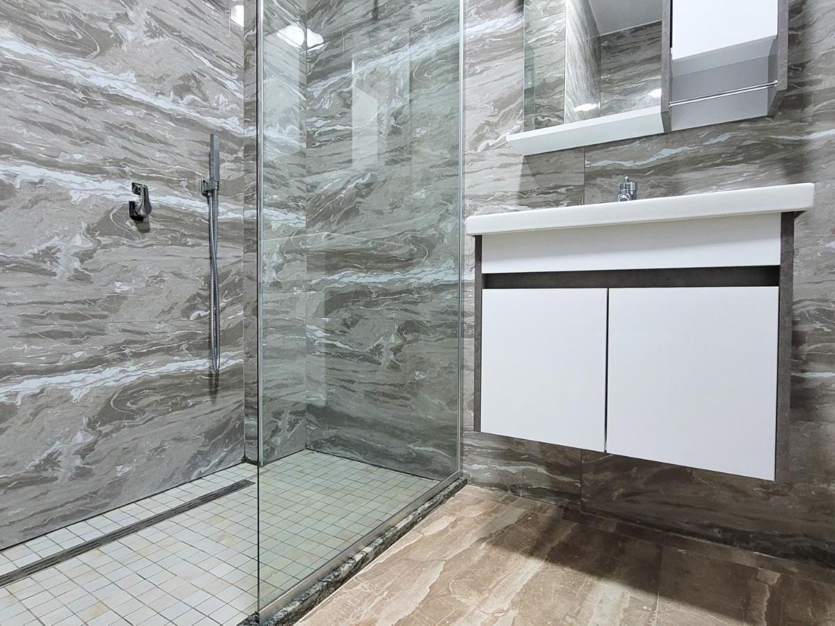 One-Bedroom Gem By The Square Tirana Buitenkant foto