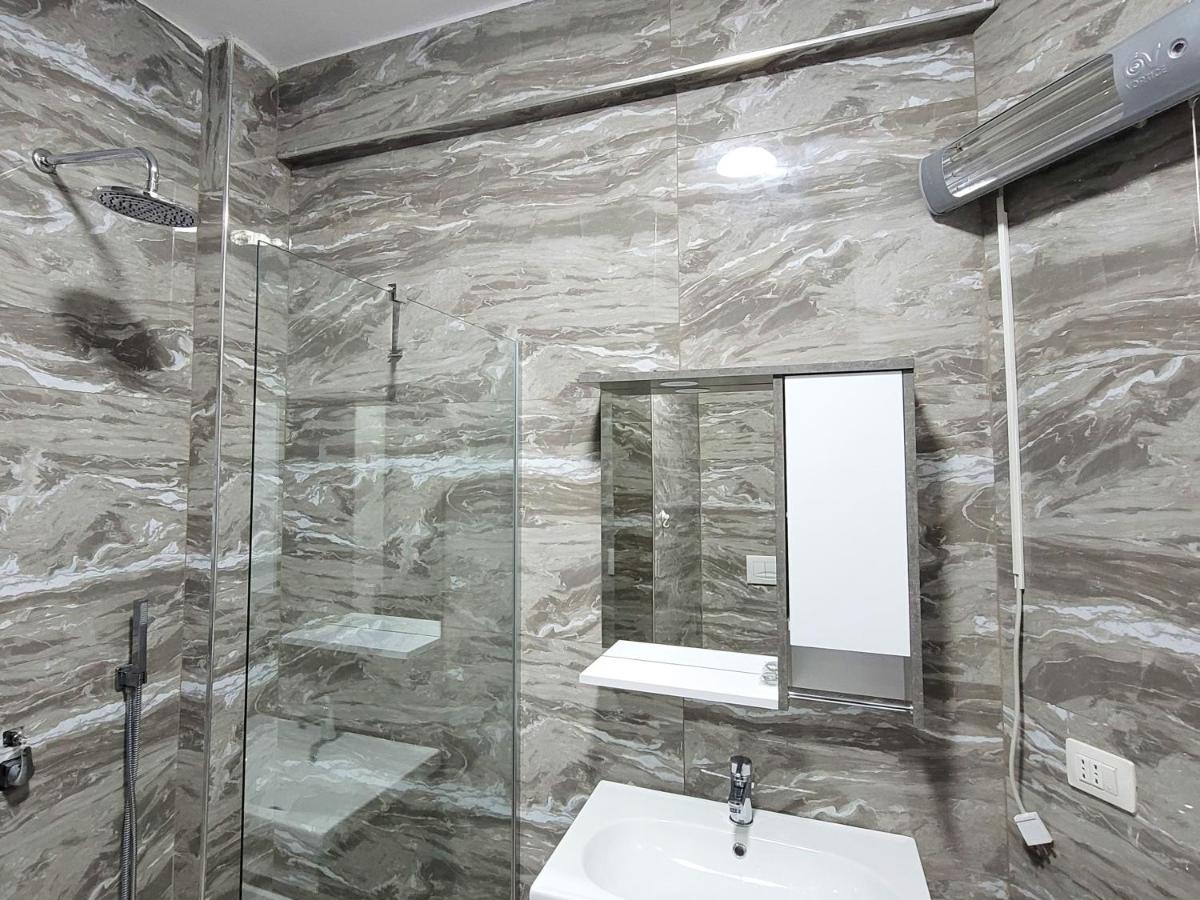 One-Bedroom Gem By The Square Tirana Buitenkant foto