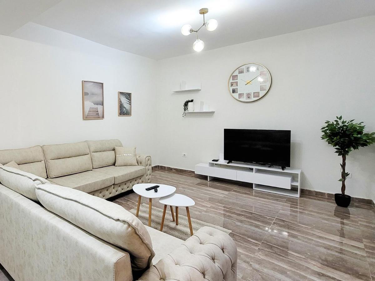 One-Bedroom Gem By The Square Tirana Buitenkant foto
