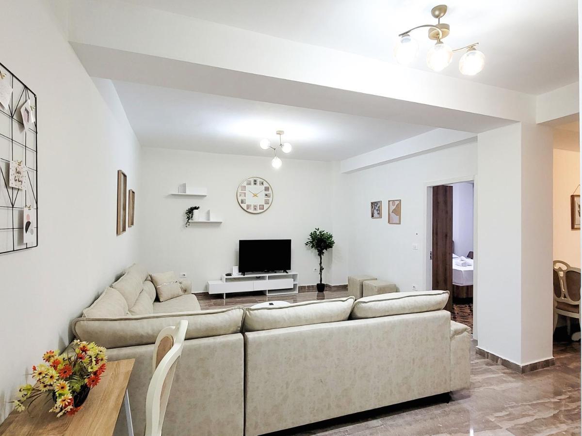 One-Bedroom Gem By The Square Tirana Buitenkant foto