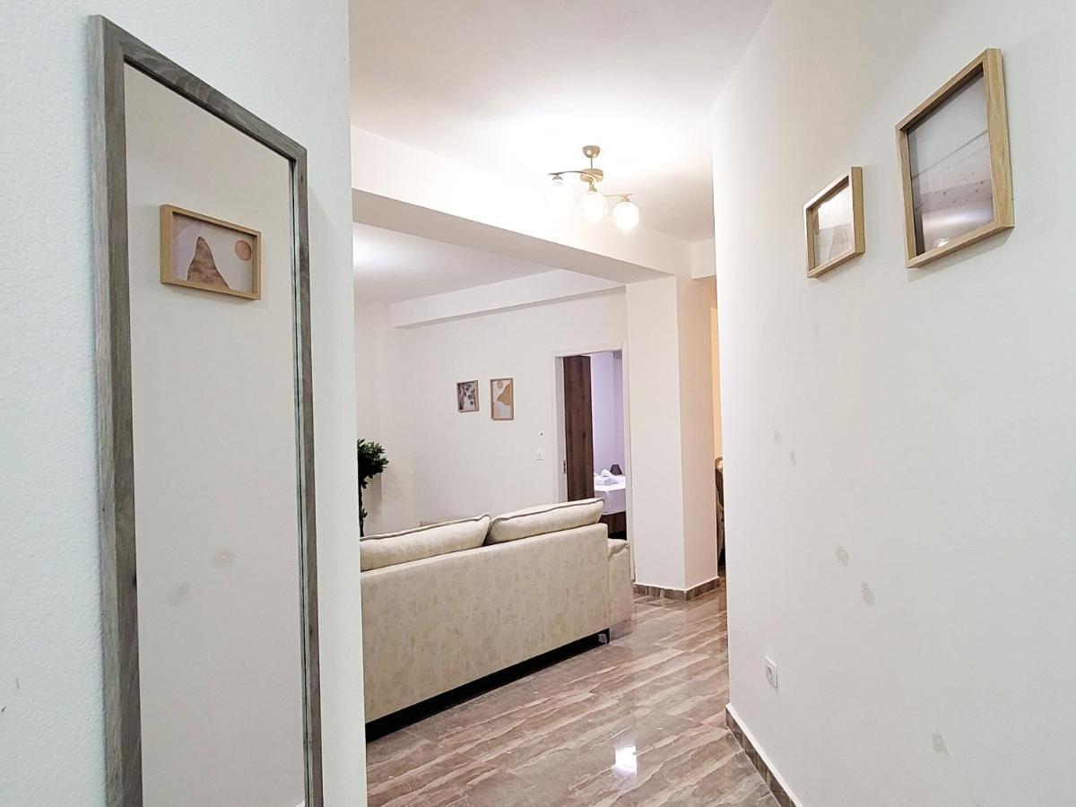 One-Bedroom Gem By The Square Tirana Buitenkant foto
