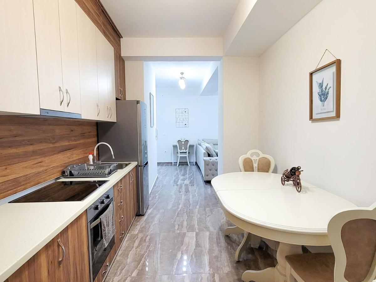 One-Bedroom Gem By The Square Tirana Buitenkant foto