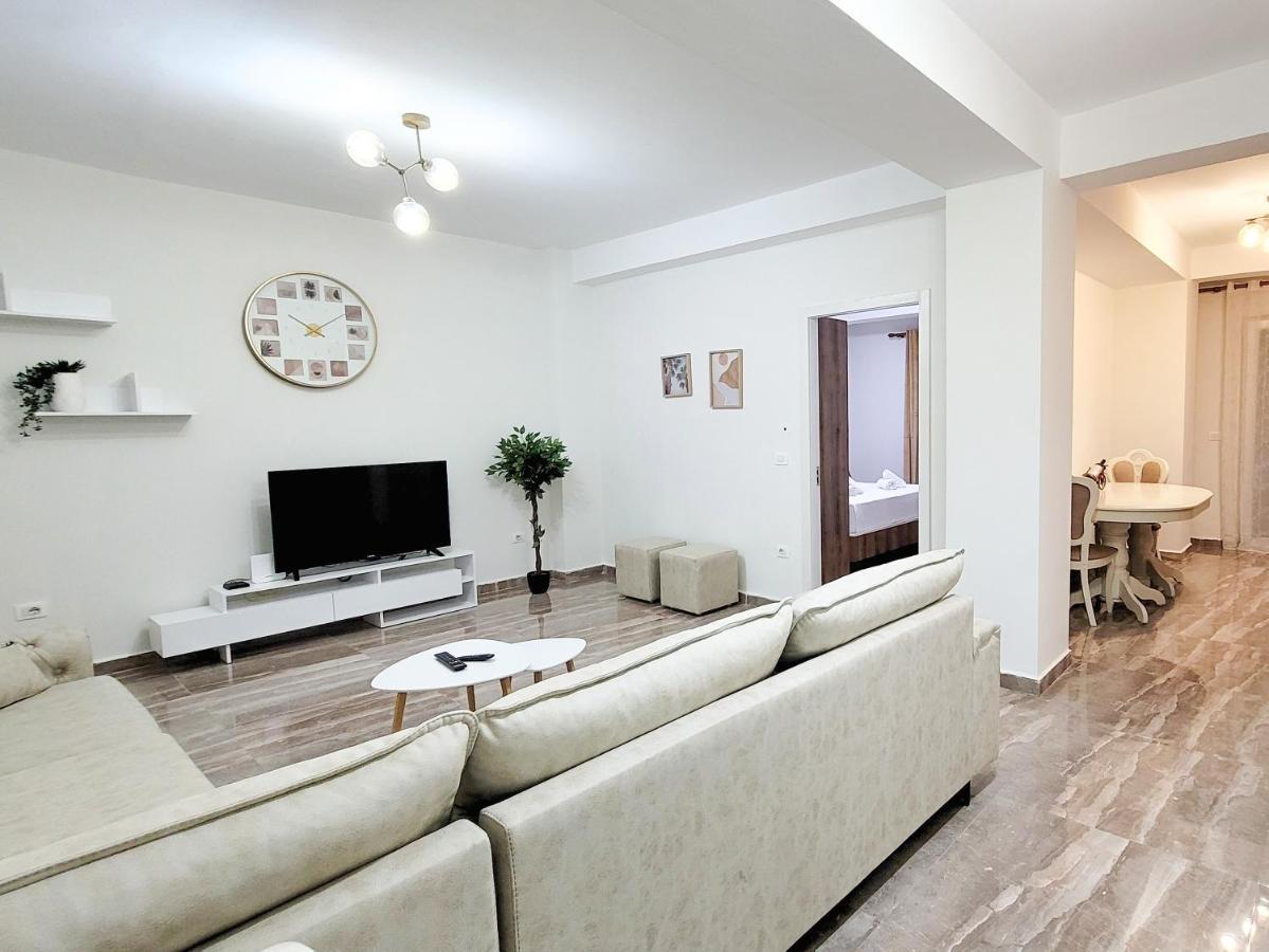 One-Bedroom Gem By The Square Tirana Buitenkant foto